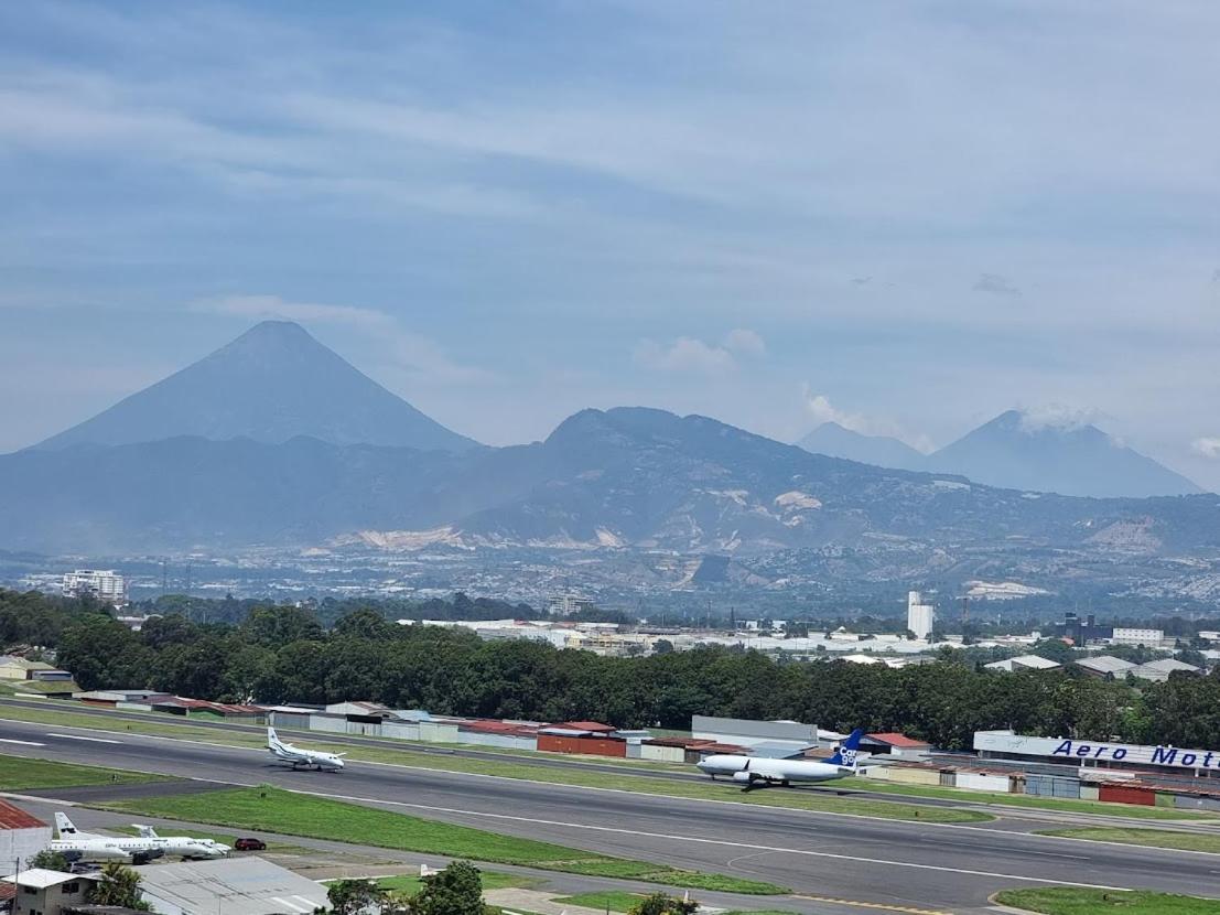 과테말라 Amazing Aircrafts Views In Front Of Airport 아파트 외부 사진