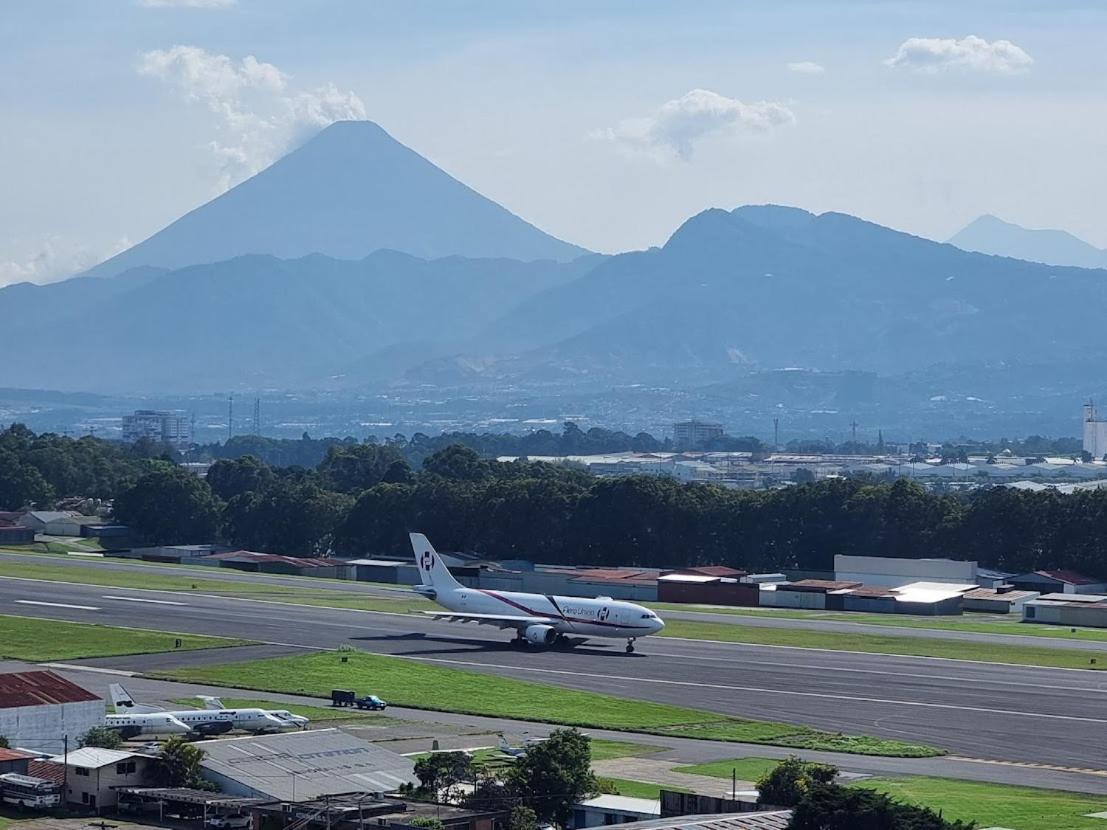 과테말라 Amazing Aircrafts Views In Front Of Airport 아파트 외부 사진