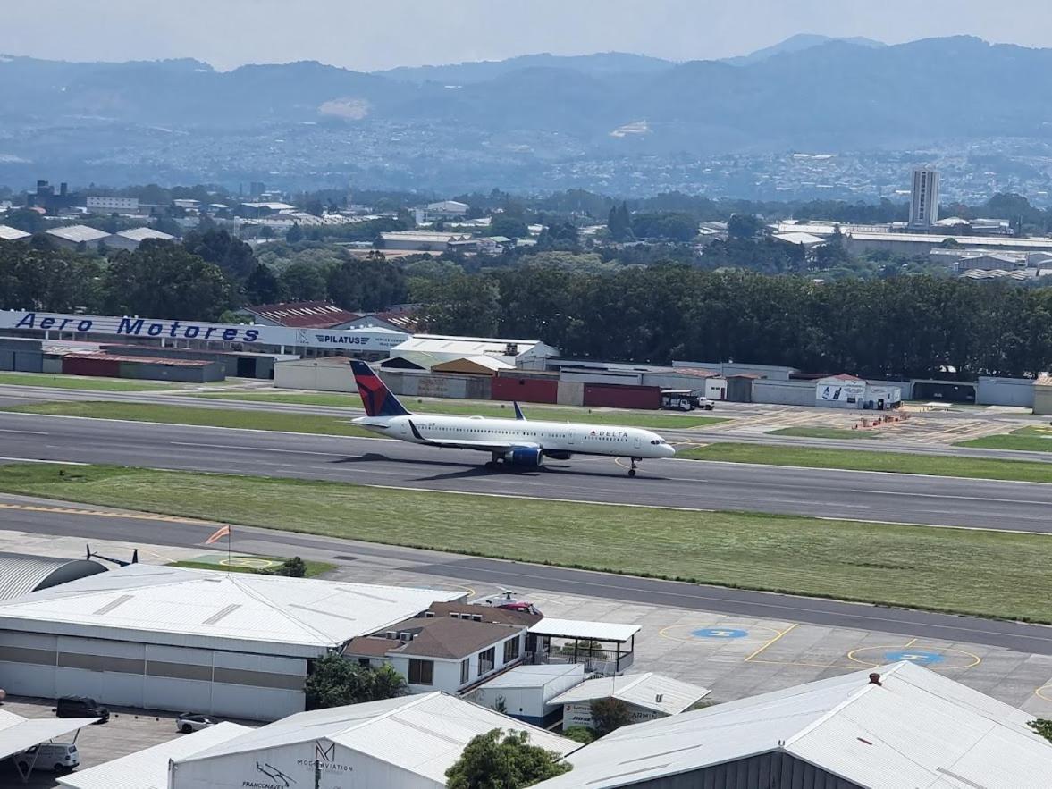 과테말라 Amazing Aircrafts Views In Front Of Airport 아파트 외부 사진